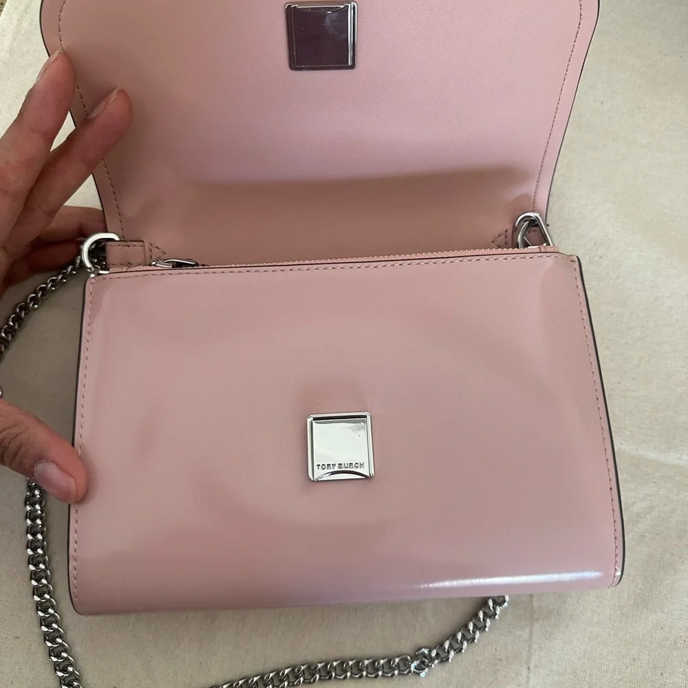 New Tory Burch EMERSON PATENT CHAIN WALLET CLAY PINK - Picture 6 of 9